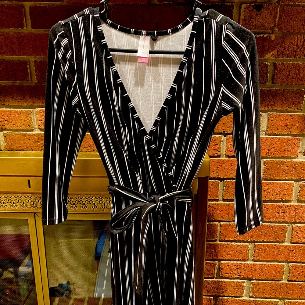 Stretchy Size Small jumper with vertical stripes & waste tie